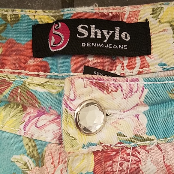 Shylo flowered shorts - Picture 3 of 4
